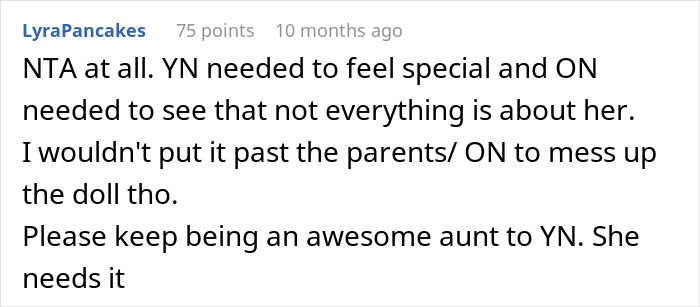 Reddit comment praising an aunt for customizing a nice doll for a 5-year-old who got a troll doll.