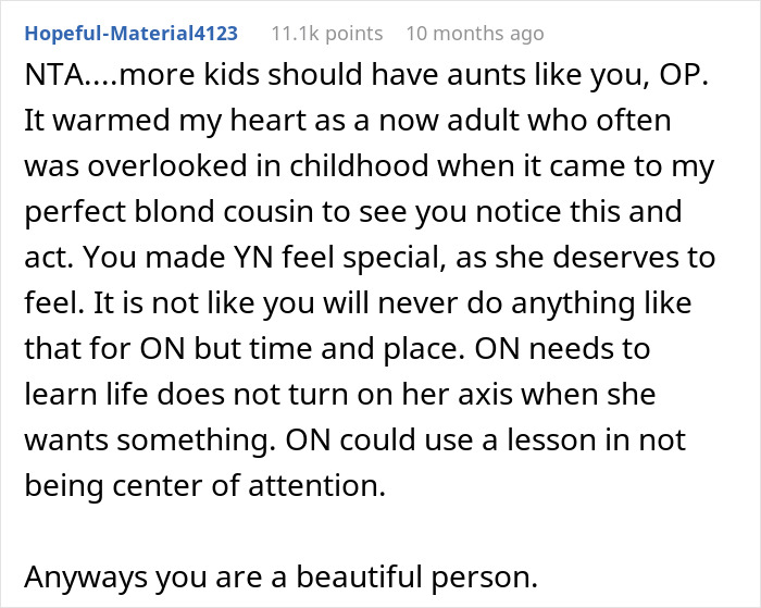 A Reddit comment praising an aunt for giving a customized doll to a child, highlighting childhood favoritism.