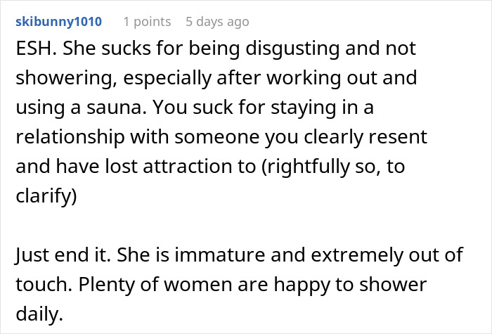 Text comment criticizing someone for not showering after workouts and sauna use. Text comment criticizing someone for not showering after workouts and sauna use.