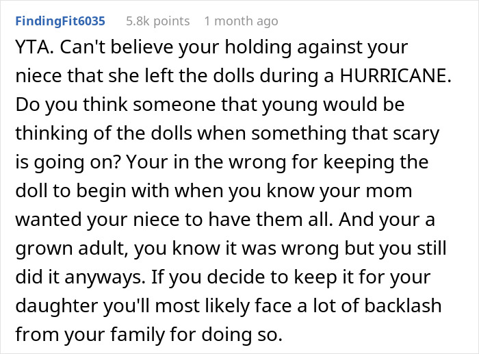 Reddit comment criticizing an aunt for keeping a niece's heirloom dolls after a hurricane.