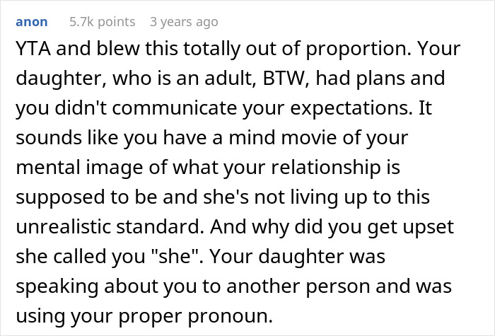 Text exchange discussing woman planning dinner without informing daughter, leading to blame over misunderstanding. Text exchange discussing woman planning dinner without informing daughter, leading to blame over misunderstanding.