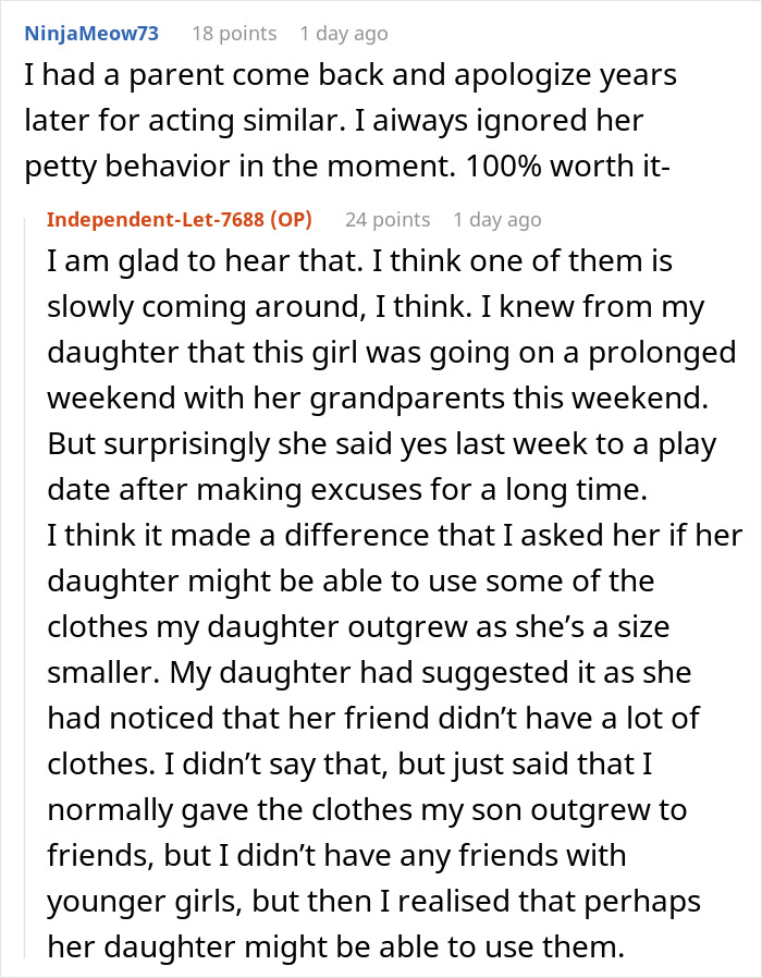 Text exchange about mom turning classmates against parents for exclusion at parties and events. Reddit thread snippet.