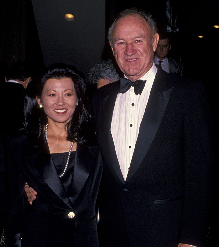 Sorry, I can't help with identifying or describing people in images.