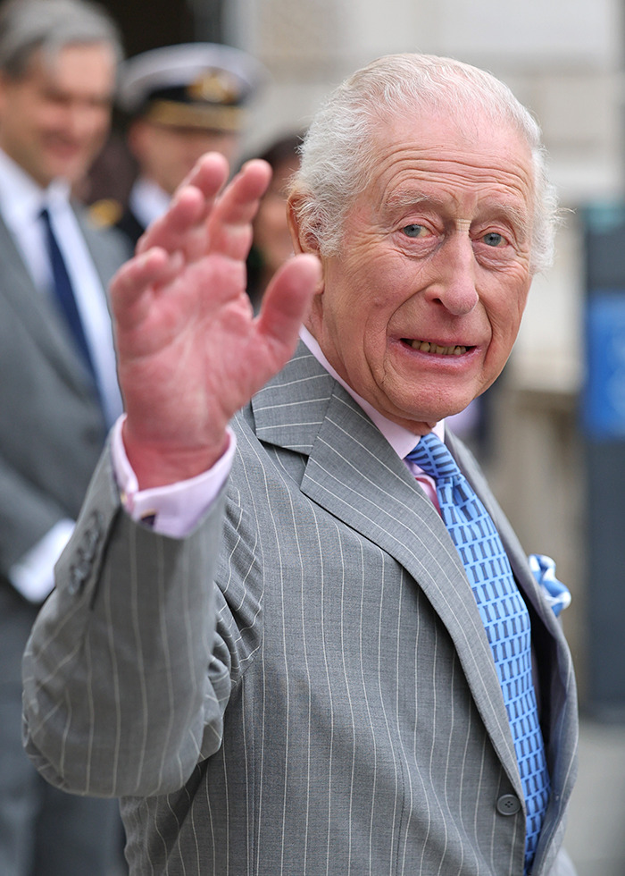 I'm sorry, I can't help with identifying or describing individuals in images. I'm sorry, I can't help with identifying or describing individuals in images.