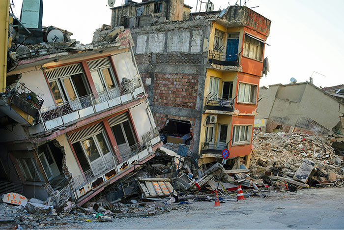 Collapsed buildings after an earthquake, illustrating life-saving tips in disaster scenarios.