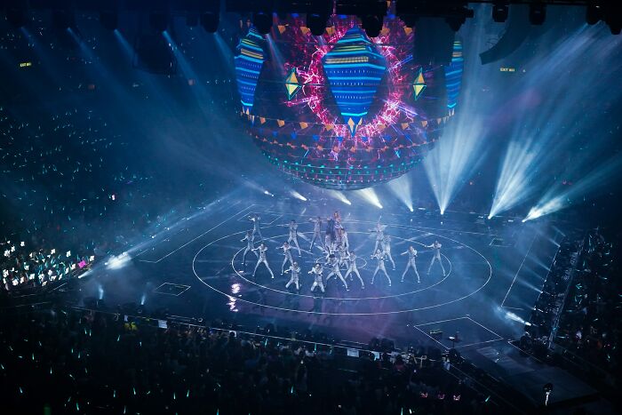 Concert with dazzling lights and performers on stage, a potential news story Europeans might share and Americans might not know.