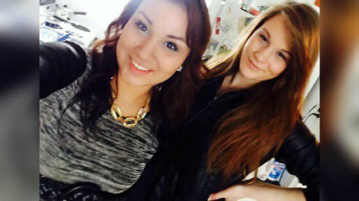 Dos mujeres sonriendo en una cocina; imagen que parece normal pero esconde una historia inquietante.