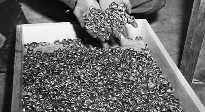 Manos sosteniendo anillos en un cajón, imagen inquietante que parece normal a simple vista.