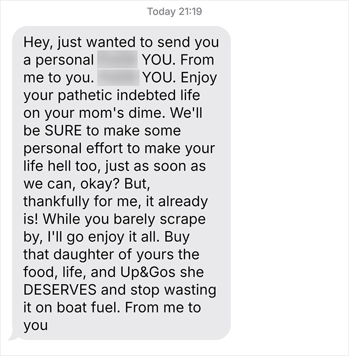 Text message exchange involving a US tourist and threats related to a wombat incident. Text message exchange involving a US tourist and threats related to a wombat incident.