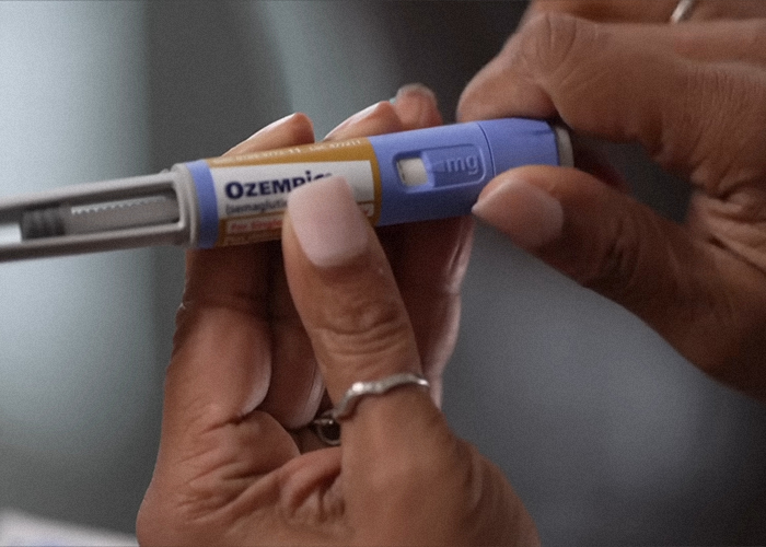 Hands holding an Ozempic pen, highlighting its use in Hollywood and sparking debate over beauty standards. Hands holding an Ozempic pen, highlighting its use in Hollywood and sparking debate over beauty standards.
