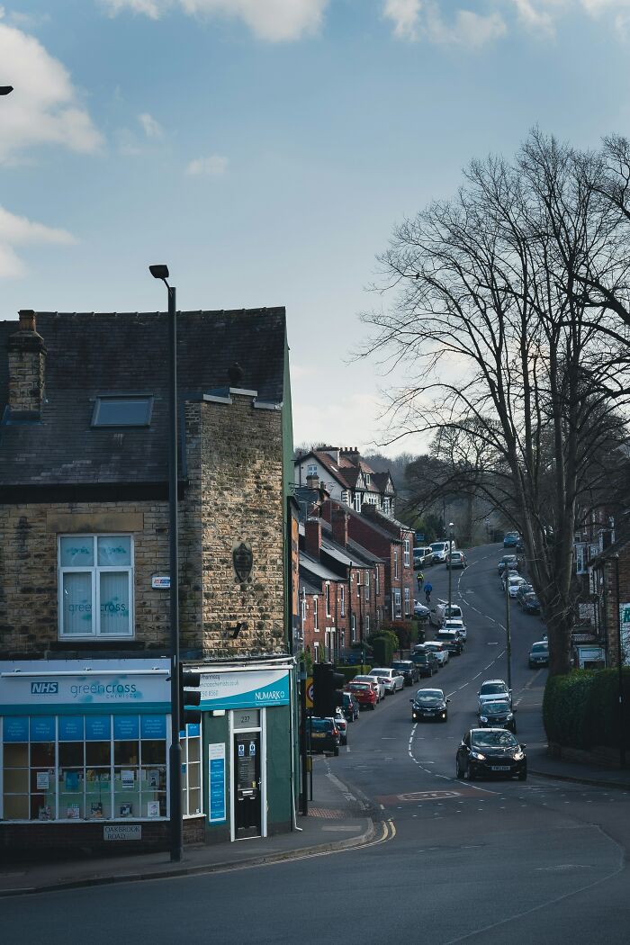 Street view of houses on a hill, highlighting first-time home buyers navigating residential areas.