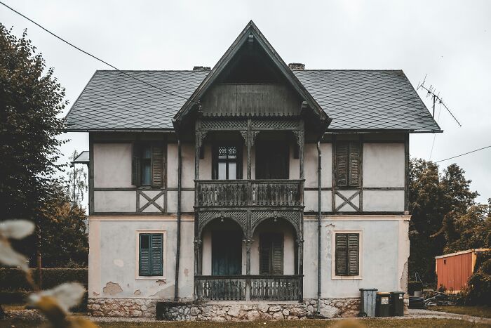 Rustic house with ornate balcony, reflecting the experiences of first-time home buyers.