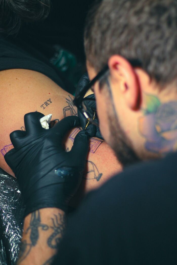 30 Ridiculous, Weird, And Ugly Tattoos That Artists Gave Clients Because They Asked For Them