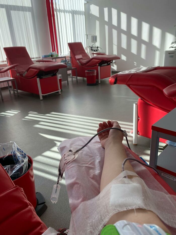 Sala de donación de sangre, una persona con vías en el brazo, enfrentando un terror real.