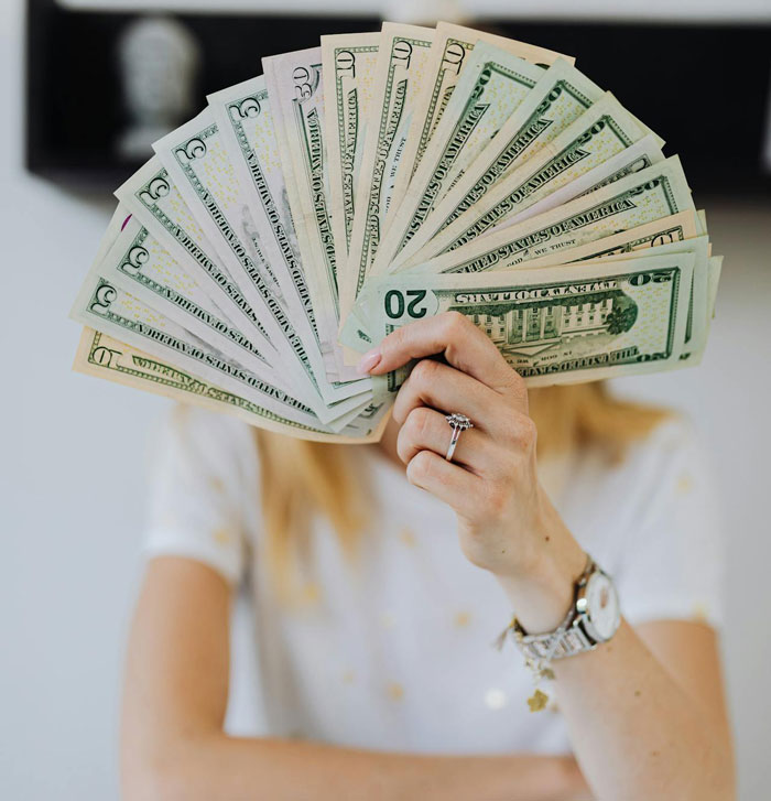 Woman’s Cash Grab Backfires When She Insults A Man Who Lost Everything To Be Rich Woman’s Cash Grab Backfires When She Insults A Man Who Lost Everything To Be Rich