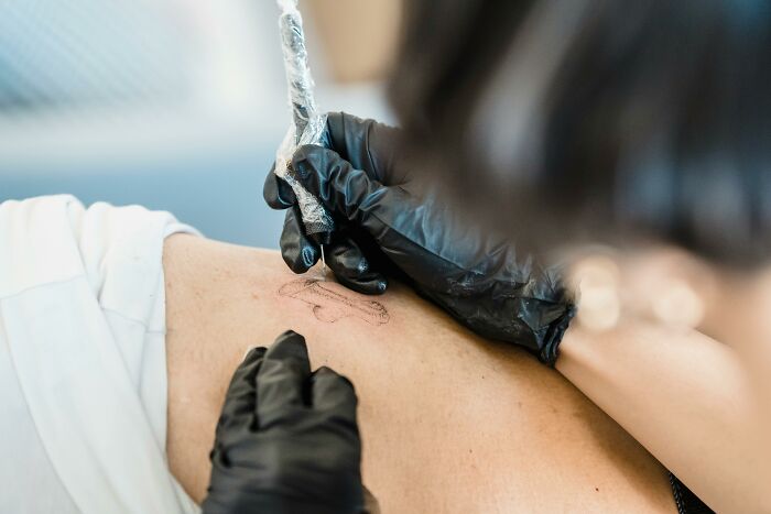 30 Ridiculous, Weird, And Ugly Tattoos That Artists Gave Clients Because They Asked For Them