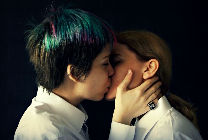Two people kissing, illustrating bisexual dating dynamics and exploring relationships with different genders.