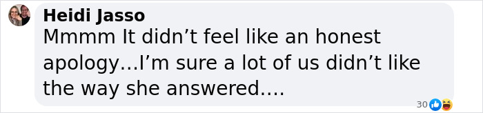 Facebook comment criticizing Zoe Salda&ntilde;a's apology; user saying it felt dishonest.