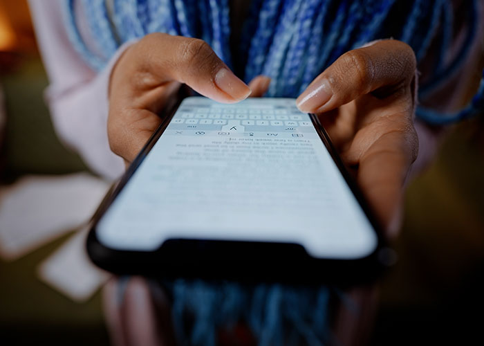 Hands typing on a smartphone, discussing uncaring friends experience.