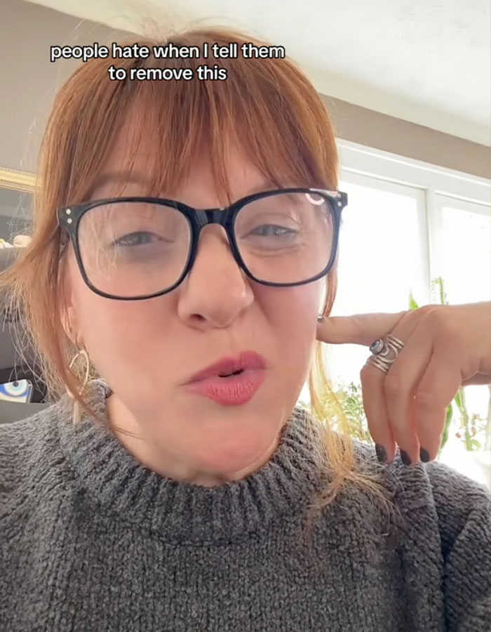 R&eacute;sum&eacute; expert shares common mistakes, wearing glasses and sweater, 'people hate when I tell them to remove this' text overlay.