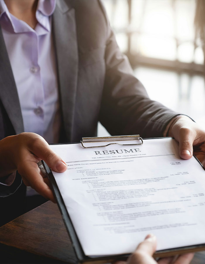 Person holding a r&eacute;sum&eacute;, highlighting common mistakes in r&eacute;sum&eacute; writing for 2025.