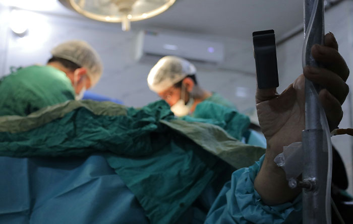 Surgeons in an operating room, performing a procedure with focus, representing disturbing facts about medical realities.