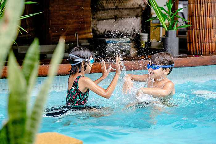 Woman Doesn't Know How To React To Sister's Rules For Upcoming Family Holiday Woman Doesn't Know How To React To Sister's Rules For Upcoming Family Holiday