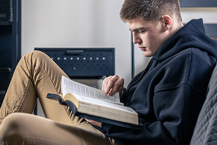 Stepmom Tries To Censor What 16YO Reads, He Decides Not To Visit His Dad Anymore