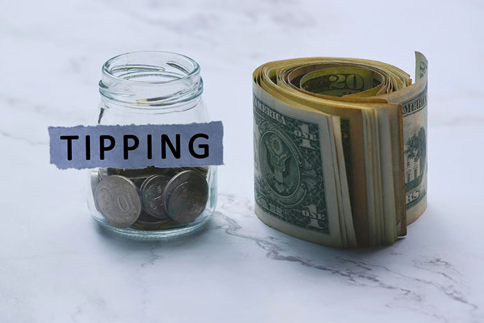 Old Lady Struggles To Order At A Restaurant, Person Witnesses The Manager Taking Advantage Of Her Old Lady Struggles To Order At A Restaurant, Person Witnesses The Manager Taking Advantage Of Her