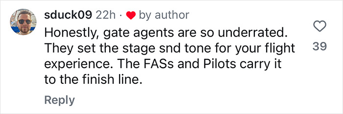 Text from a comment praising gate agents for enhancing the airline experience despite delays.