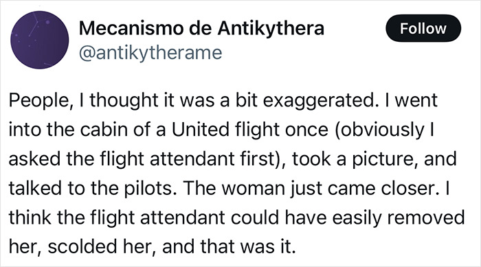 Tweet discussing a flight attendant and pilots handling a disruptive passenger near the cockpit during a delay.