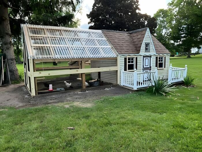 Proyectos de madera con habilidades destacadas, casita y gallinero construidos en jardín verde con detalle y creatividad.