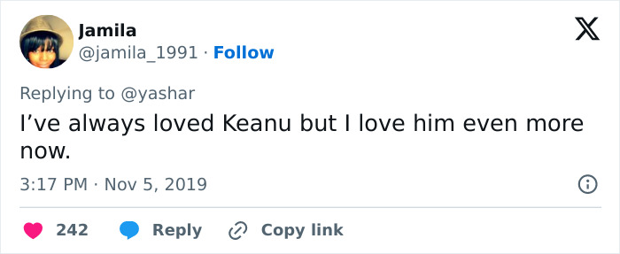 Tweet expressing admiration for Keanu Reeves&rsquo; youthful look compared to longtime girlfriend.