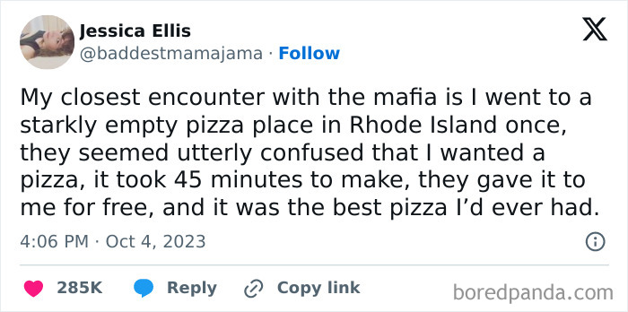 Tweet about a funny encounter at a Rhode Island pizza place with a long wait and free pizza.