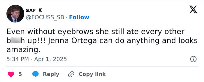 Tweet discussing Jenna Ortega's stunning look change, emphasizing her ability to look amazing without eyebrows.