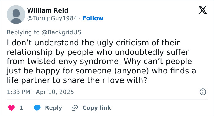 Tweet criticizing age-related comments about Keanu Reeves and girlfriend, supporting their relationship against public scrutiny.