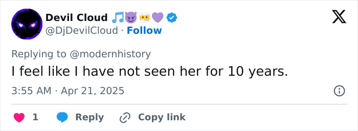 Tweet screenshot from user commenting on Margot Robbie's postpartum body.