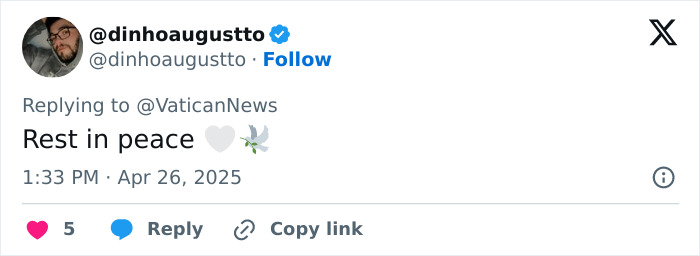 Tweet paying tribute to Pope Francis with "Rest in peace" message, featuring heart and dove emojis.
