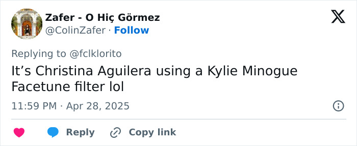 Screenshot of a tweet commenting on Christina Aguilera photoshopping her pictures with heavy filters online.