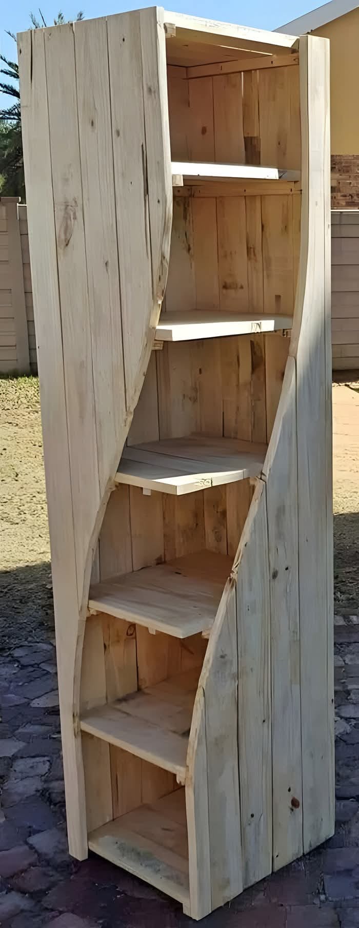 Estantería rústica de madera con diseño curvo que demuestra habilidades creativas en trabajos con madera.