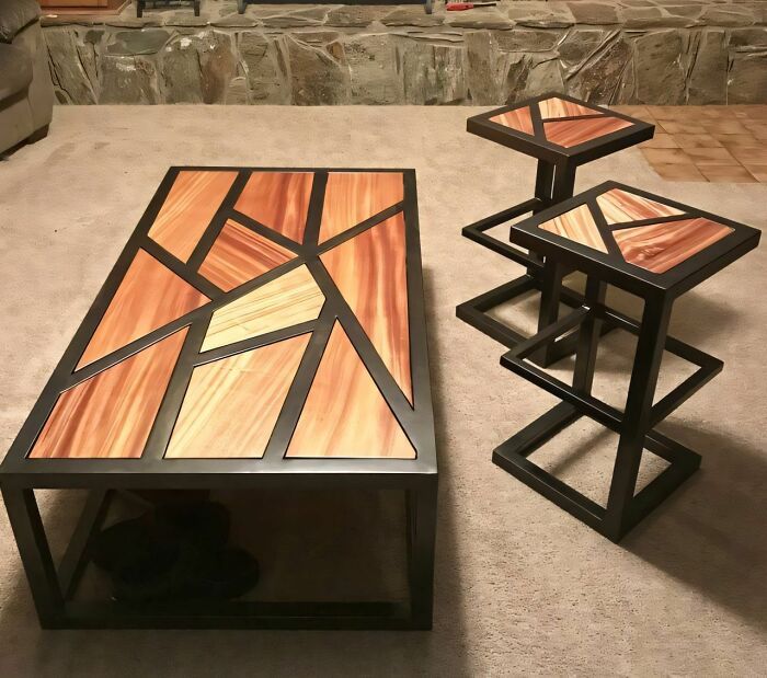 Mesa y taburetes con diseño moderno en madera y metal, mostrando habilidades en proyectos creativos con la madera.