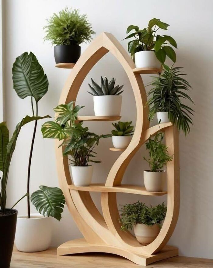 Estantería moderna de madera con diseño creativo, mostrando habilidades en proyectos con madera y plantas decorativas.