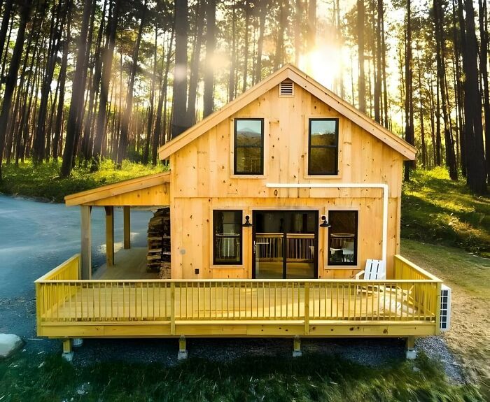 Casa de madera con gran porche en bosque, ejemplo destacado de proyectos que muestran habilidades en madera.