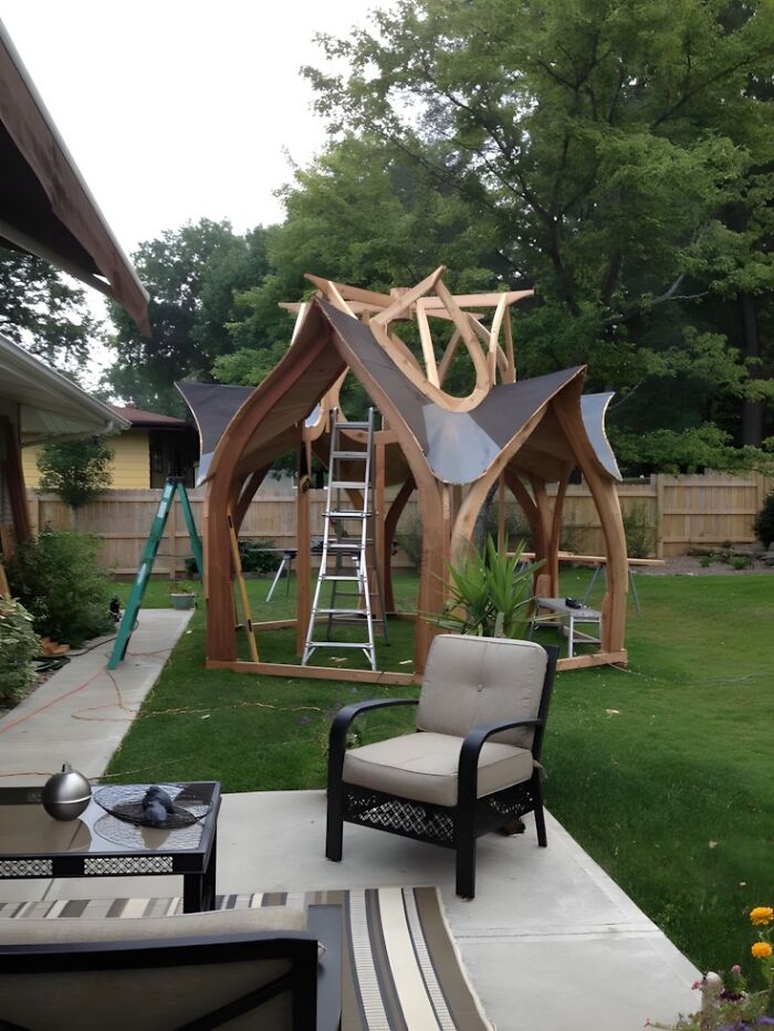 Estructura de madera en jardín mostrando proyectos que destacan las habilidades con la madera en diseño y construcción.