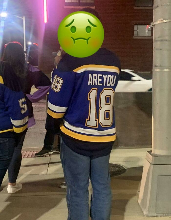 Persona con camiseta deportiva azul con número 18, provoca vergüenza ajena en la calle.