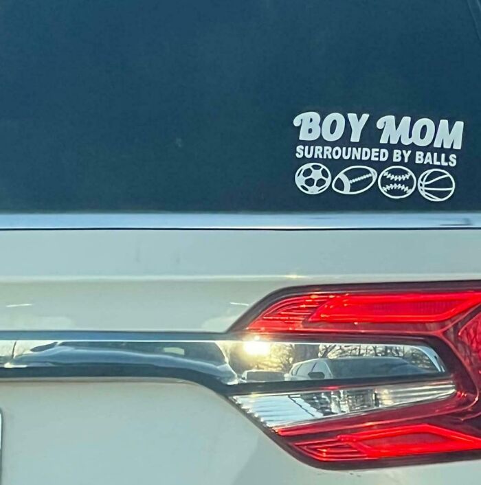 Pegatina de "Boy Mom Surrounded by Balls" en la ventana trasera de un coche, ejemplo de vergüenza ajena.