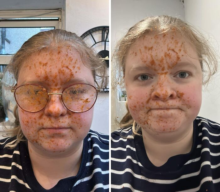 Persona con manchas de salsa en el rostro y gafas empañadas, reflejando un mal día evidente.