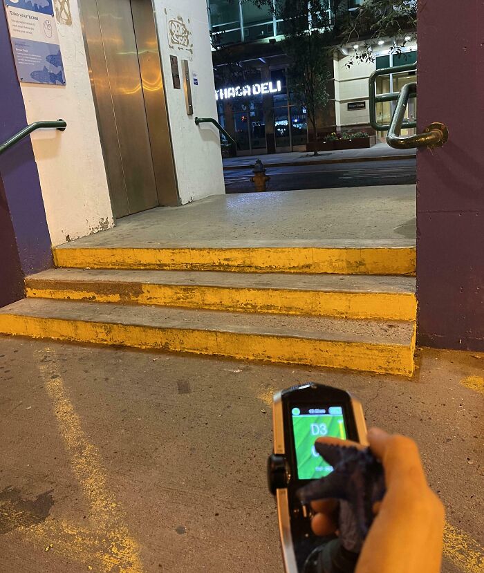 Escaleras sin rampa accesible, retrato de persona en mal día enfrentando barrera urbana y problema de accesibilidad.