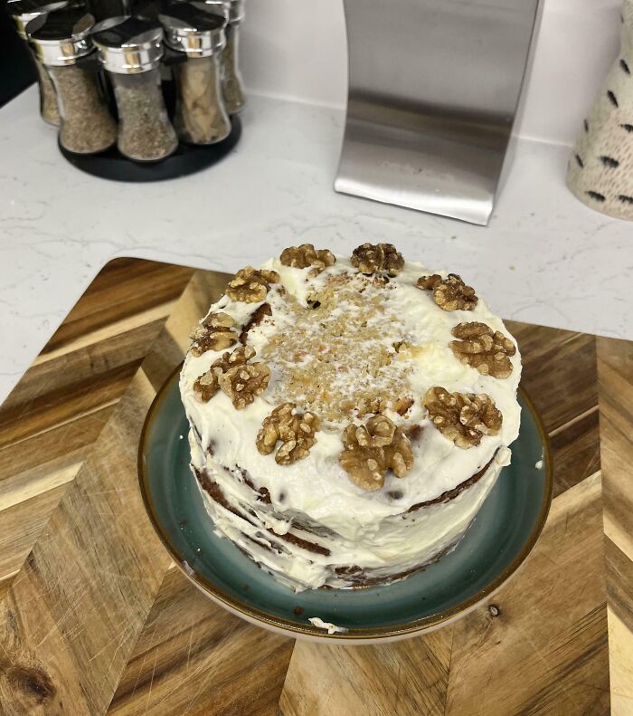 Pastel casero con nueces y crema, ilustrando a personas que seguramente estén teniendo un mal día con errores culinarios.