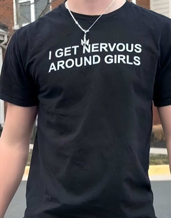 Hombre con camiseta negra divertida con texto en inglés, mostrada como ejemplo de camisetas tan divertidas como ridículas.